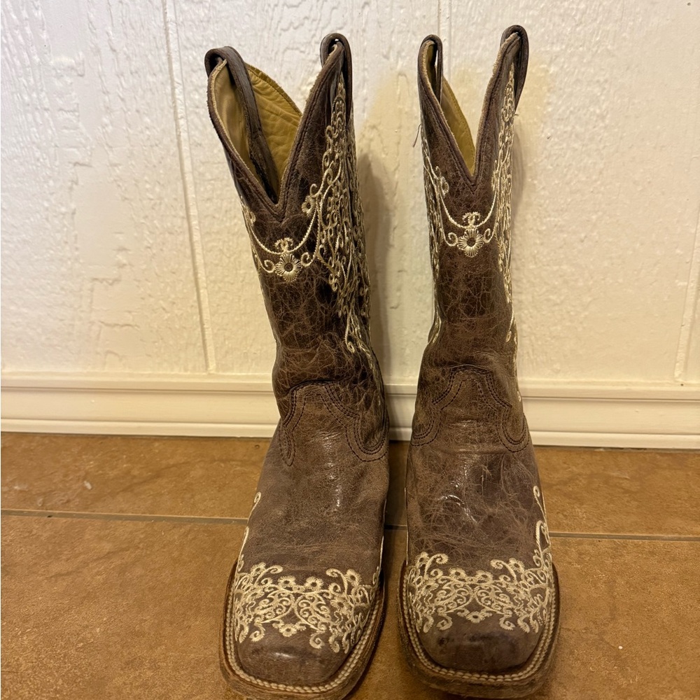 Elegant Brown and Cream Embroidered Heeled Boots - Picture 2 of 5